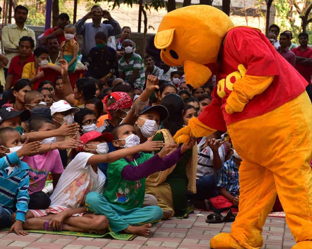 FUN with KARO host activities that include, music and dance therapy sessions, puppet shows, indoor games and more for patients.